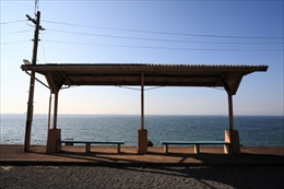 ベンチと青空と青い海