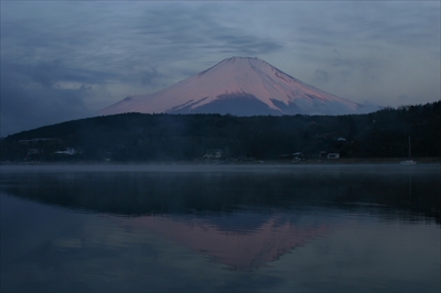 山中湖に移る逆さ富士