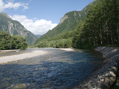 上高地の山間と川１