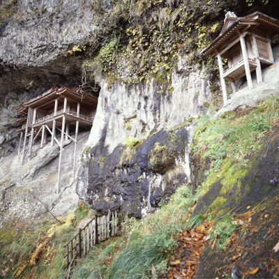 三佛寺の崖の中ほどに建つお堂１