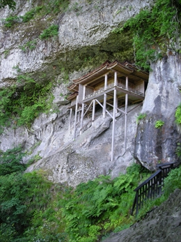 三佛寺の崖の中ほどに建つお堂２